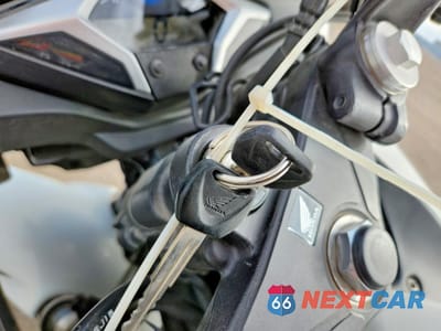 Zdjęcie 8 z 9 samochodu: 2013 HONDA CBR250 R VIN:MLHMC410XD5300522 - miniatura