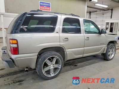 Trzecie zdjęcie samochodu z tyłu: 2002 GMC YUKON VIN:1GKEK13VX2R117374 - miniatura