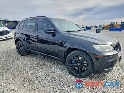 Czwarte zdjęcie samochodu z boku: 2013 BMW X5 M VIN:5YMGY0C51D0C12016 - miniatura