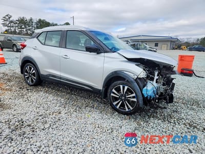 Czwarte zdjęcie samochodu z boku: 2020 NISSAN KICKS SR VIN:3N1CP5DV1LL526031 - miniatura