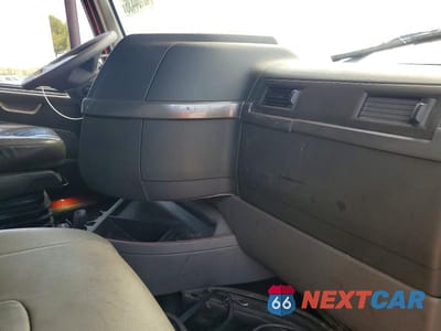 Piąte zdjęcie samochodu w środku: 2021 VOLVO VN VNL VIN:4V4NC9EH4MN248460 - miniatura