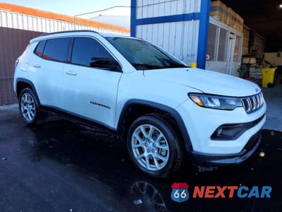 Czwarte zdjęcie samochodu z boku: 2024 JEEP COMPASS LATITUDE LUX VIN:3C4NJDFNXRT132602 - miniatura