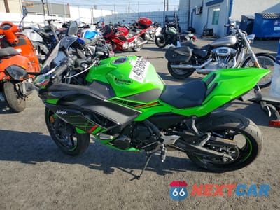 Trzecie zdjęcie samochodu z tyłu: 2024 KAWASAKI EX650 P VIN:ML5EXEP11RDAC8840 - miniatura