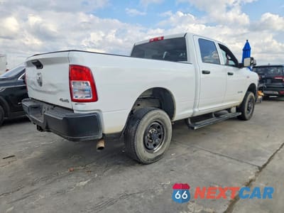 Trzecie zdjęcie samochodu z tyłu: 2022 RAM 2500 TRADESMAN 4WD 6.4L V8 VIN:3C6UR5CJ6NG203137 - miniatura