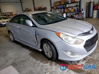 Czwarte zdjęcie samochodu z boku: 2014 HYUNDAI SONATA HYBRID BASE VIN:KMHEC4A42EA116495 - miniatura