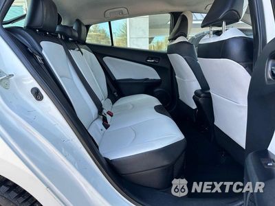 Zdjęcie 6 z 12 samochodu: 2016 TOYOTA PRIUS FOUR VIN:JTDKARFU7G3019819 - miniatura