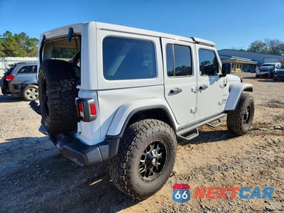 Trzecie zdjęcie samochodu z tyłu: 2020 JEEP WRANGLER UNLIMITED SAHARA VIN:1C4HJXEN9LW195711 - miniatura