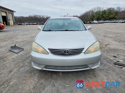 Piąte zdjęcie samochodu w środku: 2005 TOYOTA CAMRY LE VIN:4T1BE30K05U984372 - miniatura