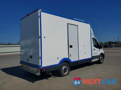 Czwarte zdjęcie samochodu z boku: 2022 FORD TRANSIT DELIVERY TRUCK VIN:1FDBW5Z85NKA01715 - miniatura