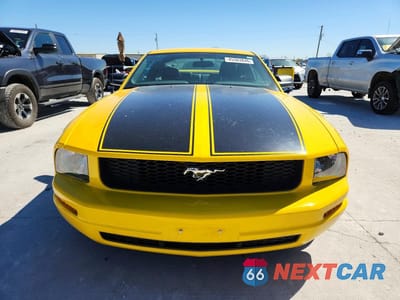 Piąte zdjęcie samochodu w środku: 2005 FORD MUSTANG VIN:1ZVFT80N255123656 - miniatura