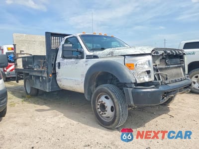 Czwarte zdjęcie samochodu z boku: 2016 FORD F450 SUPER DUTY FLATBED TRUCK VIN:1FDUF4GT1GED38572 - miniatura