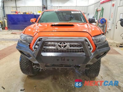 Piąte zdjęcie samochodu w środku: 2016 TOYOTA TACOMA TRD SPORT VIN:5TFCZ5AN1GX035402 - miniatura