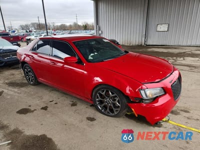 Czwarte zdjęcie samochodu z boku: 2016 CHRYSLER 300 S VIN:2C3CCAGG2GH152451 - miniatura
