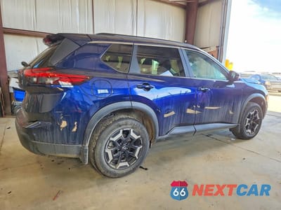 Trzecie zdjęcie samochodu z tyłu: 2025 NISSAN ROGUE SV 4DR AWD VIN:JN8BT3BB5SW426349 - miniatura