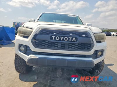 Piąte zdjęcie samochodu w środku: 2016 TOYOTA TACOMA SR5 V6 VIN:3TMAZ5CNXGM002005 - miniatura