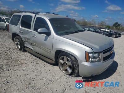 Czwarte zdjęcie samochodu z boku: 2011 CHEVROLET TAHOE C1500 LT VIN:1GNSCBE06BR129550 - miniatura