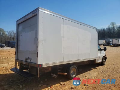 Trzecie zdjęcie samochodu z tyłu: 2022 CHEVROLET EXPRESS BOX TRUCK VIN:1HA3GTC77NN011277 - miniatura