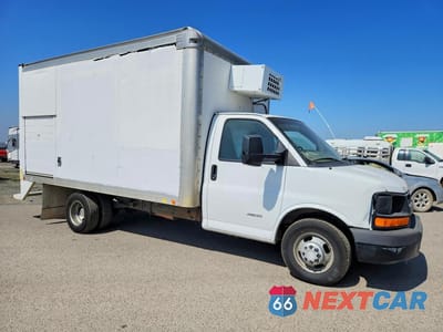 Czwarte zdjęcie samochodu z boku: 2015 CHEVROLET EXPRESS REFRIGERATED BOX TRUCK VIN:1GB6G5CG7F1110806 - miniatura
