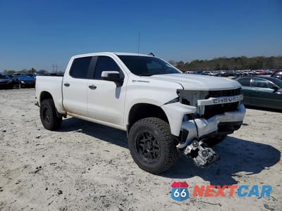 Czwarte zdjęcie samochodu z boku: 2020 CHEVROLET SILVERADO C1500 CUSTOM VIN:3GCPWBEH1LG283080 - miniatura