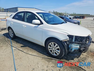 Czwarte zdjęcie samochodu z boku: 2010 KIA FORTE EX VIN:KNAFU4A26A5808117 - miniatura