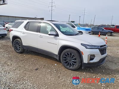 Czwarte zdjęcie samochodu z boku: 2023 CHEVROLET TRAVERSE RS VIN:1GNEVJKW1PJ326965 - miniatura