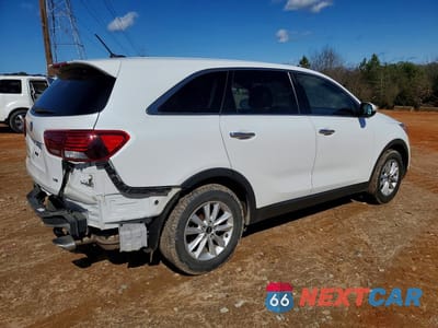 Trzecie zdjęcie samochodu z tyłu: 2020 KIA SORENTO LX V6 VIN:5XYPG4A59LG672133 - miniatura
