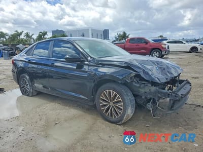 Czwarte zdjęcie samochodu z boku: 2019 VOLKSWAGEN JETTA S VIN:3VWCB7BU1KM241899 - miniatura