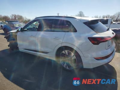Drugie zdjęcie samochodu z przodu: 2022 AUDI E-TRON PREMIUM VIN:WA1AAAGE2NB043236 - miniatura