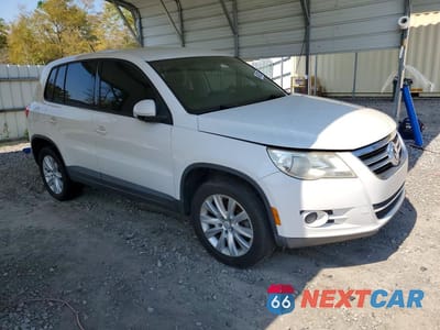 Czwarte zdjęcie samochodu z boku: 2010 VOLKSWAGEN TIGUAN S VIN:WVGAV7AXXAW538175 - miniatura