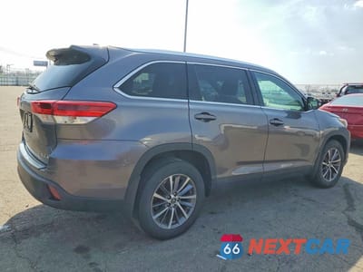 Trzecie zdjęcie samochodu z tyłu: 2019 TOYOTA HIGHLANDER XLE VIN:5TDJZRFH7KS569228 - miniatura
