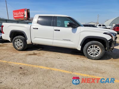 Czwarte zdjęcie samochodu z boku: 2022 TOYOTA TUNDRA SR5 VIN:5TFLA5DB9NX056018 - miniatura