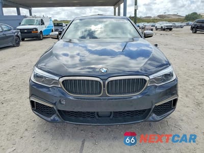 Piąte zdjęcie samochodu w środku: 2019 BMW M550XI VIN:WBAJB9C58KB464295 - miniatura