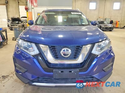 Piąte zdjęcie samochodu w środku: 2018 NISSAN ROGUE SV VIN:5N1AT2MV8JC800652 - miniatura