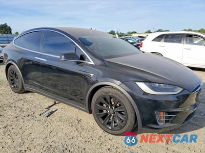 Czwarte zdjęcie samochodu z boku: 2018 TESLA MODEL X VIN:5YJXCDE23JF141381 - miniatura