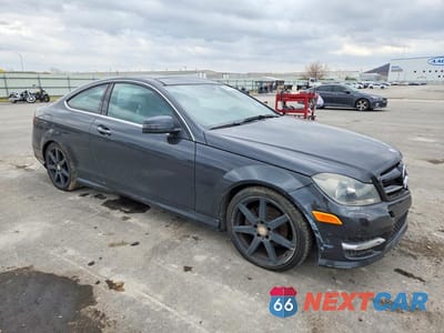 Czwarte zdjęcie samochodu z boku: 2015 MERCEDES-BENZ C 250 VIN:WDDGJ4HB3FG363374 - miniatura