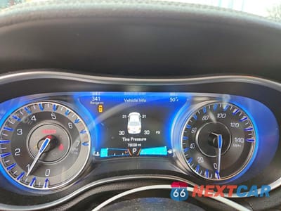 Zdjęcie 9 z 12 samochodu: 2016 CHRYSLER 300C VIN:2C3CCAKG4GH106448 - miniatura