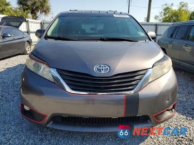 Piąte zdjęcie samochodu w środku: 2017 TOYOTA SIENNA XLE 8-PASSENGER VIN:5TDYZ3DC2HS864068 - miniatura