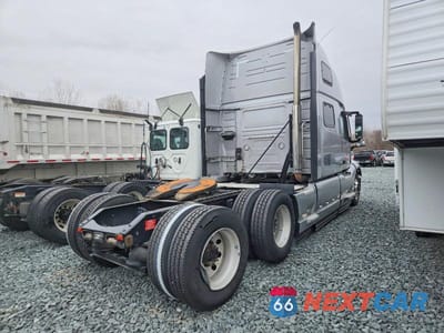 Czwarte zdjęcie samochodu z boku: 2021 VOLVO VNL SEMI TRUCK VIN:4V4NC9EJ4MN262863 - miniatura