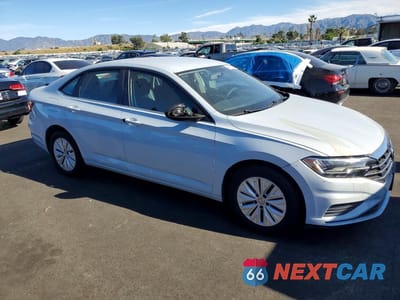 Czwarte zdjęcie samochodu z boku: 2019 VOLKSWAGEN JETTA S VIN:3VWC57BU1KM088738 - miniatura
