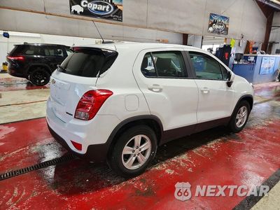 Trzecie zdjęcie samochodu z tyłu: 2020 CHEVROLET TRAX LS VIN:KL7CJKSB5LB088893 - miniatura