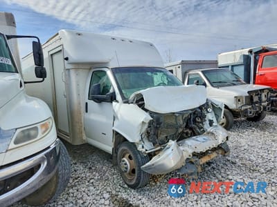 Czwarte zdjęcie samochodu z boku: 2018 CHEVROLET EXPRESS G3500 VIN:1GB3GSCGXJ1342827 - miniatura