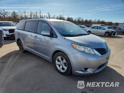 Czwarte zdjęcie samochodu z boku: 2013 TOYOTA SIENNA LE 8-PASSENGER VIN:5TDKK3DC8DS325815 - miniatura