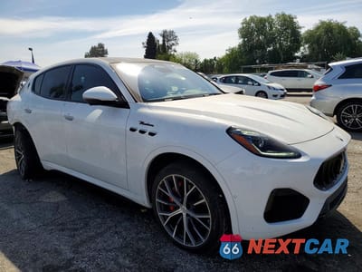 Czwarte zdjęcie samochodu z boku: 2023 MASERATI GRECALE MODENA VIN:ZN682AVM0P7433915 - miniatura