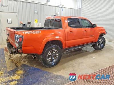 Trzecie zdjęcie samochodu z tyłu: 2016 TOYOTA TACOMA TRD SPORT VIN:5TFCZ5AN1GX035402 - miniatura