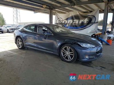 Czwarte zdjęcie samochodu z boku: 2014 TESLA MODEL S VIN:5YJSA1H17EFP61285 - miniatura
