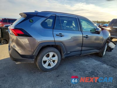 Trzecie zdjęcie samochodu z tyłu: 2021 TOYOTA RAV4 HYBRID XLE VIN:4T3RWRFV5MU023949 - miniatura