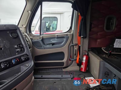 Zdjęcie 9 z 10 samochodu: 2017 FREIGHTLINER CASCADIA 113 VIN:3AKJGHDV8HSHZ2770 - miniatura