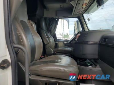 Piąte zdjęcie samochodu w środku: 2018 VOLVO VN VNL VIN:4V4NC9EHXJN895182 - miniatura