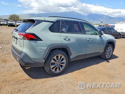 Trzecie zdjęcie samochodu z tyłu: 2022 TOYOTA RAV4 XLE PREMIUM VIN:JTMC1RFVXND091781 - miniatura