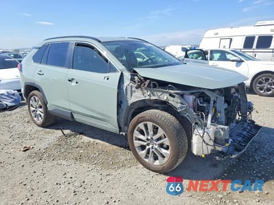 Czwarte zdjęcie samochodu z boku: 2021 TOYOTA RAV4 XLE PREMIUM VIN:JTMC1RFVXMD522800 - miniatura